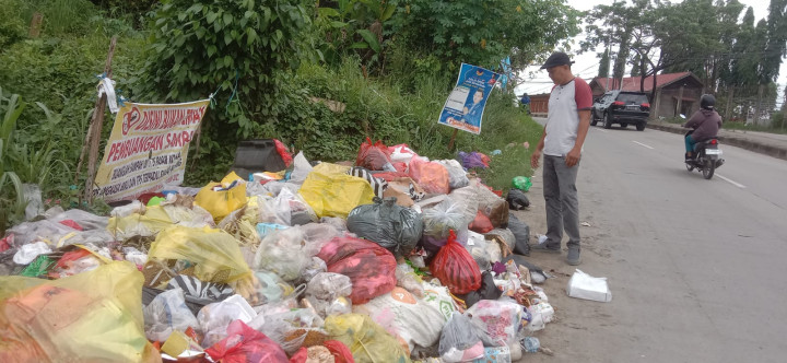 Monitoring tumpukan sampah di Jalan Ampera Teluk bajau ( jum'at,12 Januari 2024)