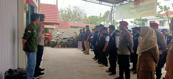 Apel Pengarahan oleh Pamatwil,Padal dan para anggita Kepolisian dengan Para petugas LINMAS PAM TPS Pada Pemilu tahun 2024 se-Kelurahan Mangkupalas ( Senin,12 Februari 2024)
