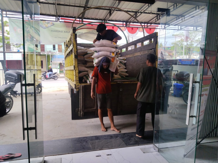 Distribusi beras dari bulog ke kantor Kelurahan Mangkupalas (Senin,26 Februari 2024)