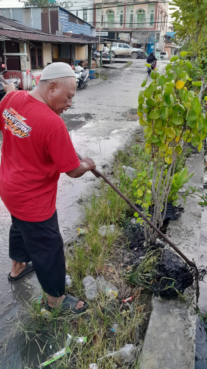 Gotong Royong di Lingkungan RT 01,02,05,06,09,10,12,14,15 & 16