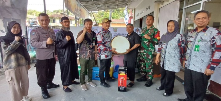 Kamis,8 Agustus   Penyerahan barang non infrastruktur oleh Pokmas Nusantara & Pokmas Tugu Alhamdulillah kepada masyarakat dalam program pemberdayaan masyarakat (PROBEBAYA) tahun 2024