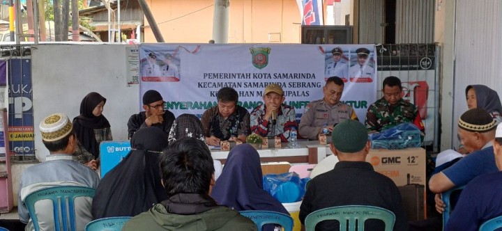 Kamis,8 Agustus   Penyerahan barang non infrastruktur oleh Pokmas Nusantara & Pokmas Tugu Alhamdulillah kepada masyarakat dalam program pemberdayaan masyarakat (PROBEBAYA) tahun 2024