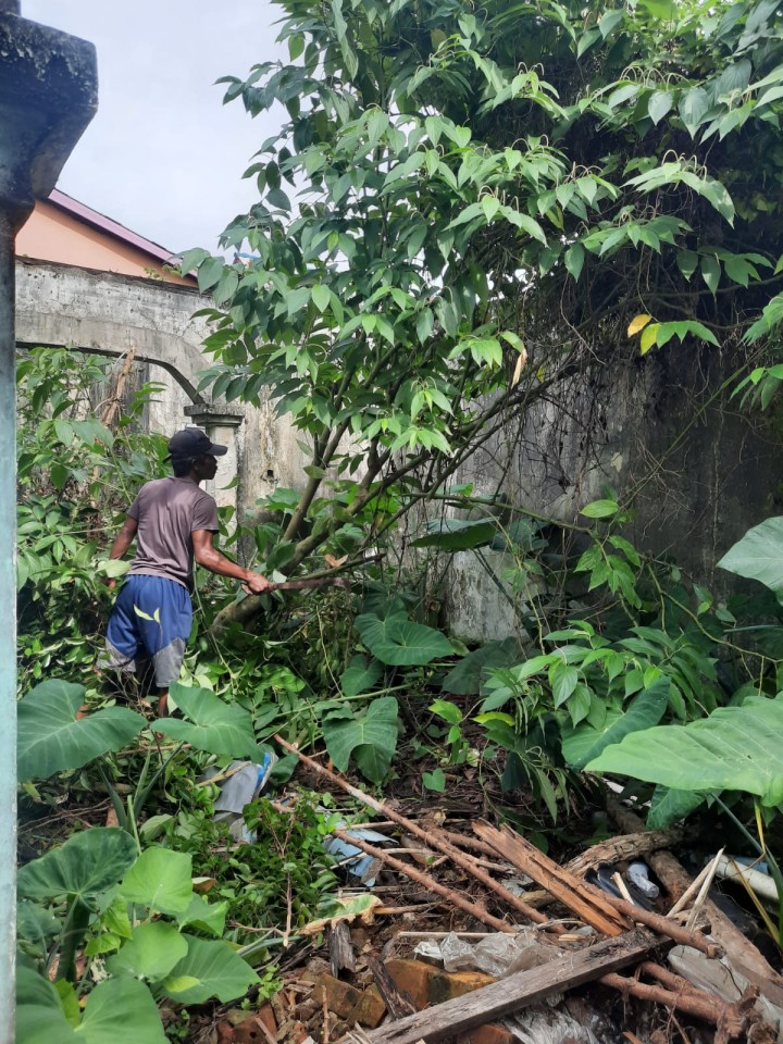 Minggu,11 Agustus 2024  Kegiatan gotong-royong di lingkungan RT Kelurahan Mangkupalas.