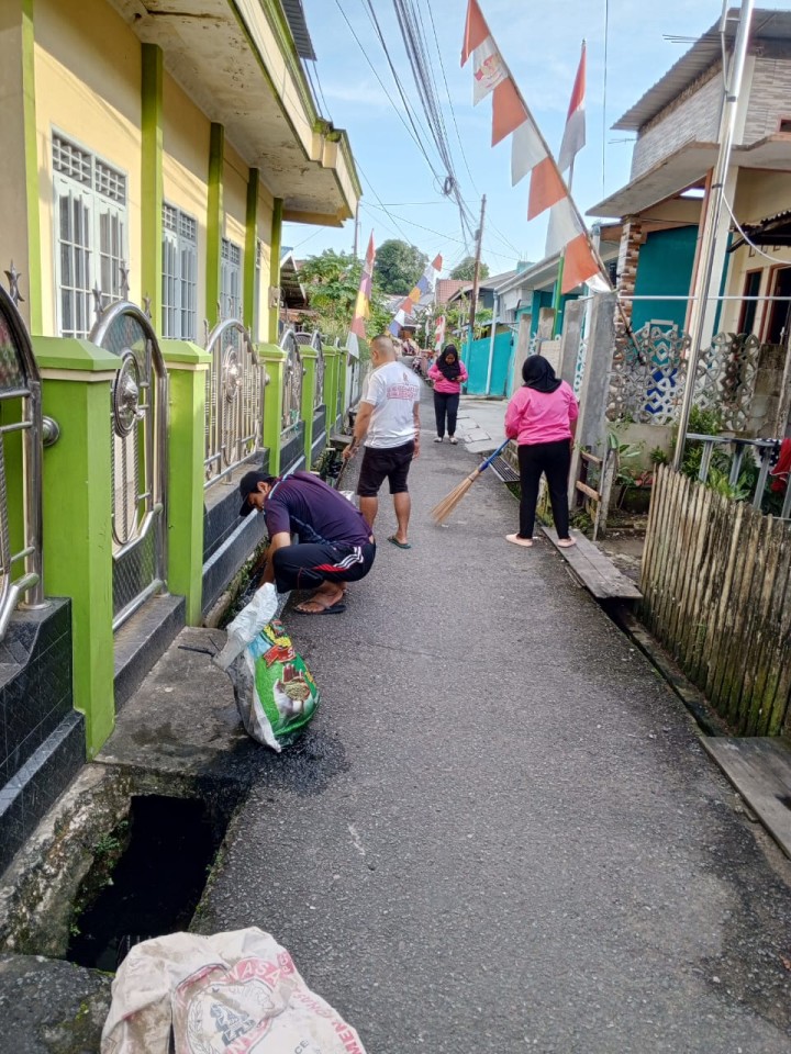 Minggu,11 Agustus 2024  Kegiatan gotong-royong di lingkungan RT Kelurahan Mangkupalas.