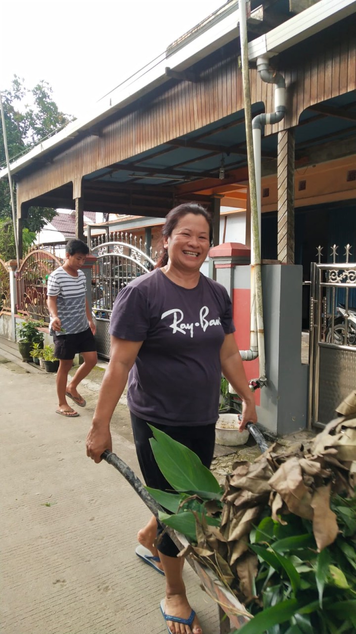 Minggu,11 Agustus 2024  Kegiatan gotong-royong di lingkungan RT Kelurahan Mangkupalas.