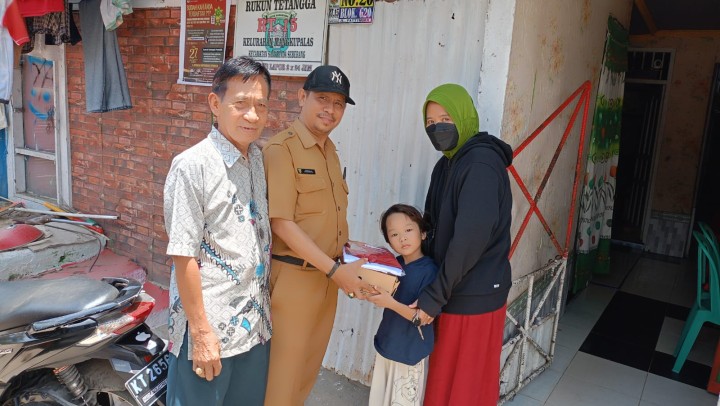 serah terima perlengkapan sekolah RT 15