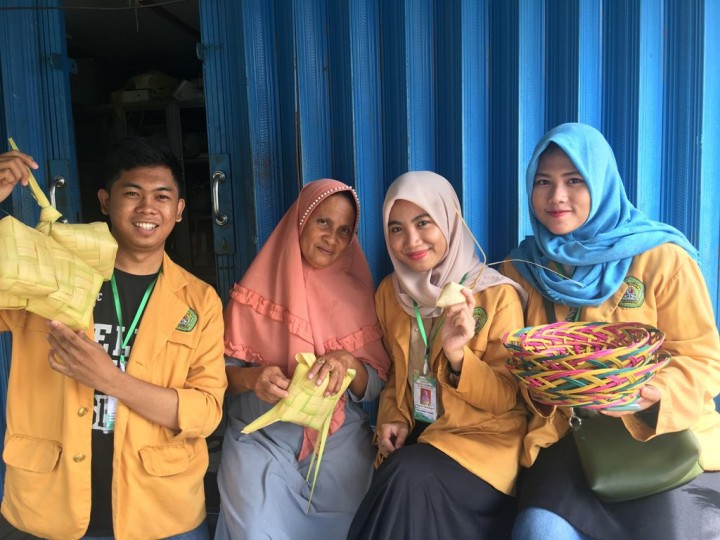 Kunjungan Mahasiswa KKN Reguler 45 Universitas Mulawarman Kelurahan Mesjid di Kampung Wisata Ketupat