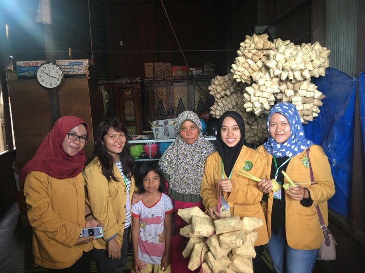 Kunjungan Mahasiswa KKN Reguler 45 Universitas Mulawarman Kelurahan Mesjid di Kampung Wisata Ketupat