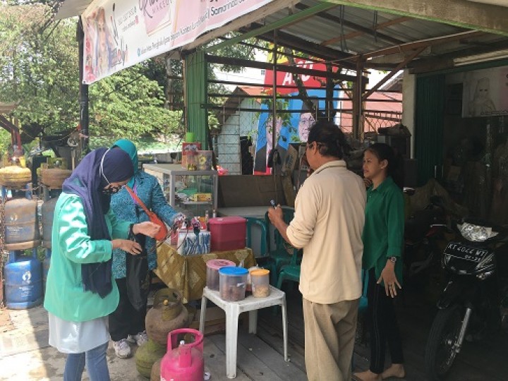 Pembagian masker kepada masyarakat Kelurahan Mesjid bersama Ibu-Ibu PKK