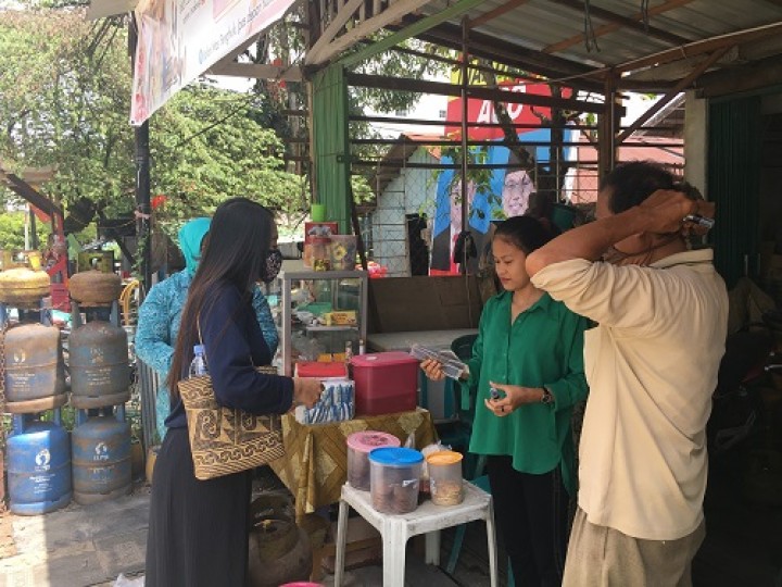 Pembagian masker kepada masyarakat Kelurahan Mesjid bersama Ibu-Ibu PKK