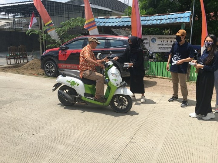 Pembagian masker kepada masyarakat Kelurahan Mesjid bersama Ibu-Ibu PKK