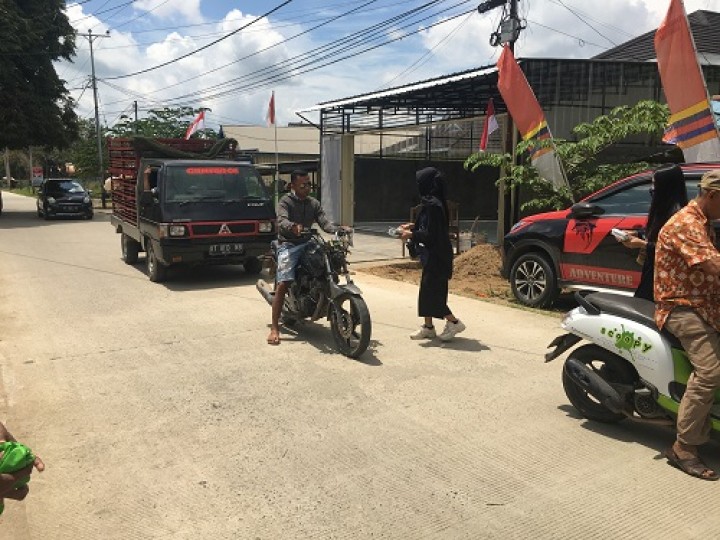 Pembagian masker kepada masyarakat Kelurahan Mesjid bersama Ibu-Ibu PKK