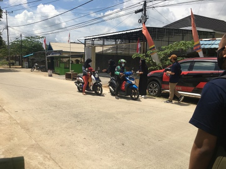 Pembagian masker kepada masyarakat Kelurahan Mesjid bersama Ibu-Ibu PKK