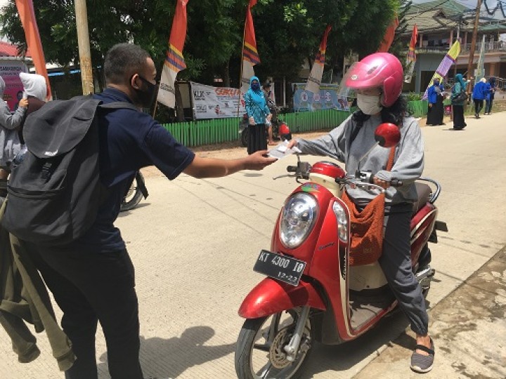 Pembagian masker kepada masyarakat Kelurahan Mesjid bersama Ibu-Ibu PKK