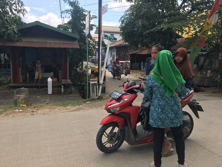 Pembagian masker kepada masyarakat Kelurahan Mesjid bersama Ibu-Ibu PKK