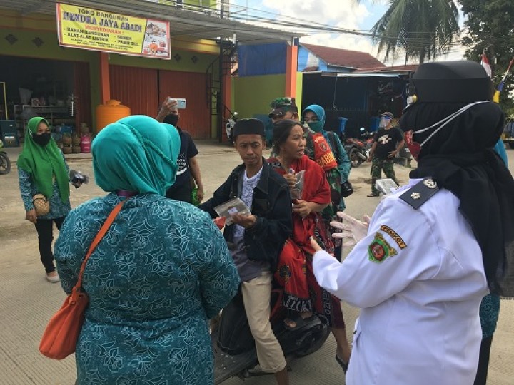 Pembagian masker kepada masyarakat Kelurahan Mesjid bersama Ibu-Ibu PKK