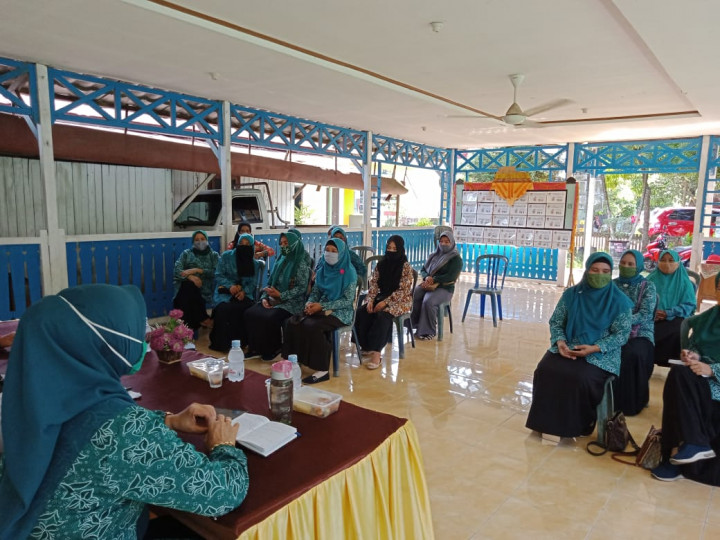 Pertemuan rutin dan penyuluhan Stunting oleh kepala UPT Puskesmas Mangkupalas yang dihariri Lurah, kader PKK dan ketua posyandu Sekelurahan Mesjid, Samarinda 09 Juni 2021