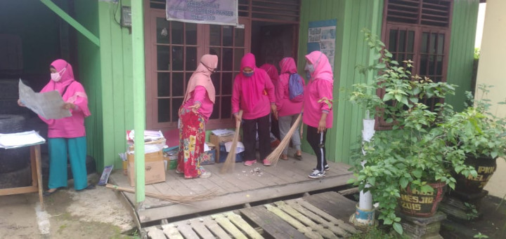 Kegiatan Pertemuan Pkk dan Kerja Bakti sekaligus penimbangan sampah Bank Ramli di Kantor Kelurahan Mesjid tanggal 10 Desember 2021