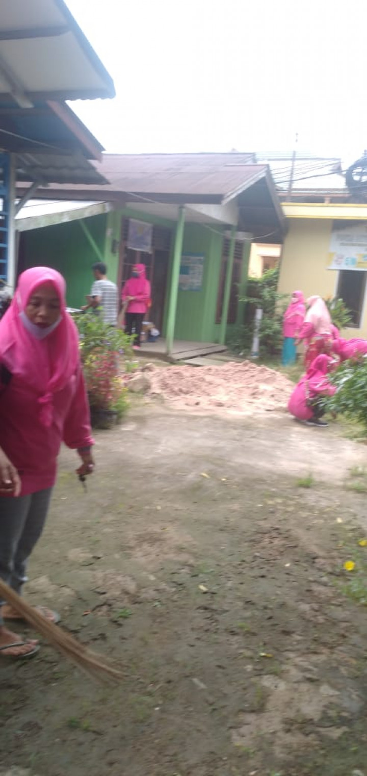 Kegiatan Pertemuan Pkk dan Kerja Bakti sekaligus penimbangan sampah Bank Ramli di Kantor Kelurahan Mesjid tanggal 10 Desember 2021