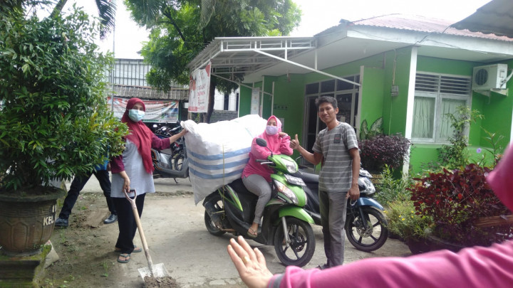 Kegiatan Pertemuan Pkk dan Kerja Bakti sekaligus penimbangan sampah Bank Ramli di Kantor Kelurahan Mesjid tanggal 10 Desember 2021