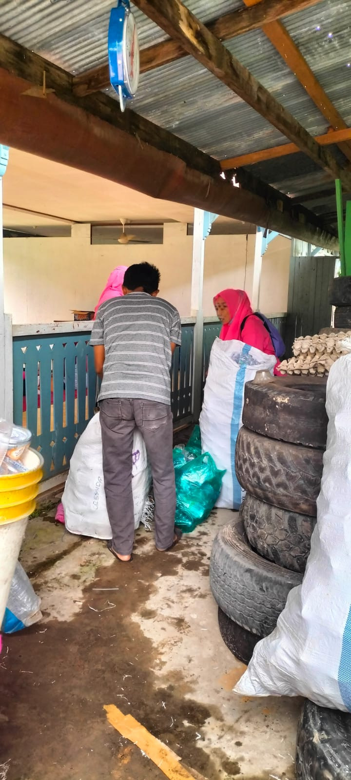 Kegiatan Pertemuan Pkk dan Kerja Bakti sekaligus penimbangan sampah Bank Ramli di Kantor Kelurahan Mesjid tanggal 10 Desember 2021
