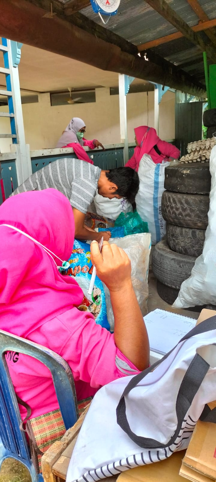 Kegiatan Pertemuan Pkk dan Kerja Bakti sekaligus penimbangan sampah Bank Ramli di Kantor Kelurahan Mesjid tanggal 10 Desember 2021