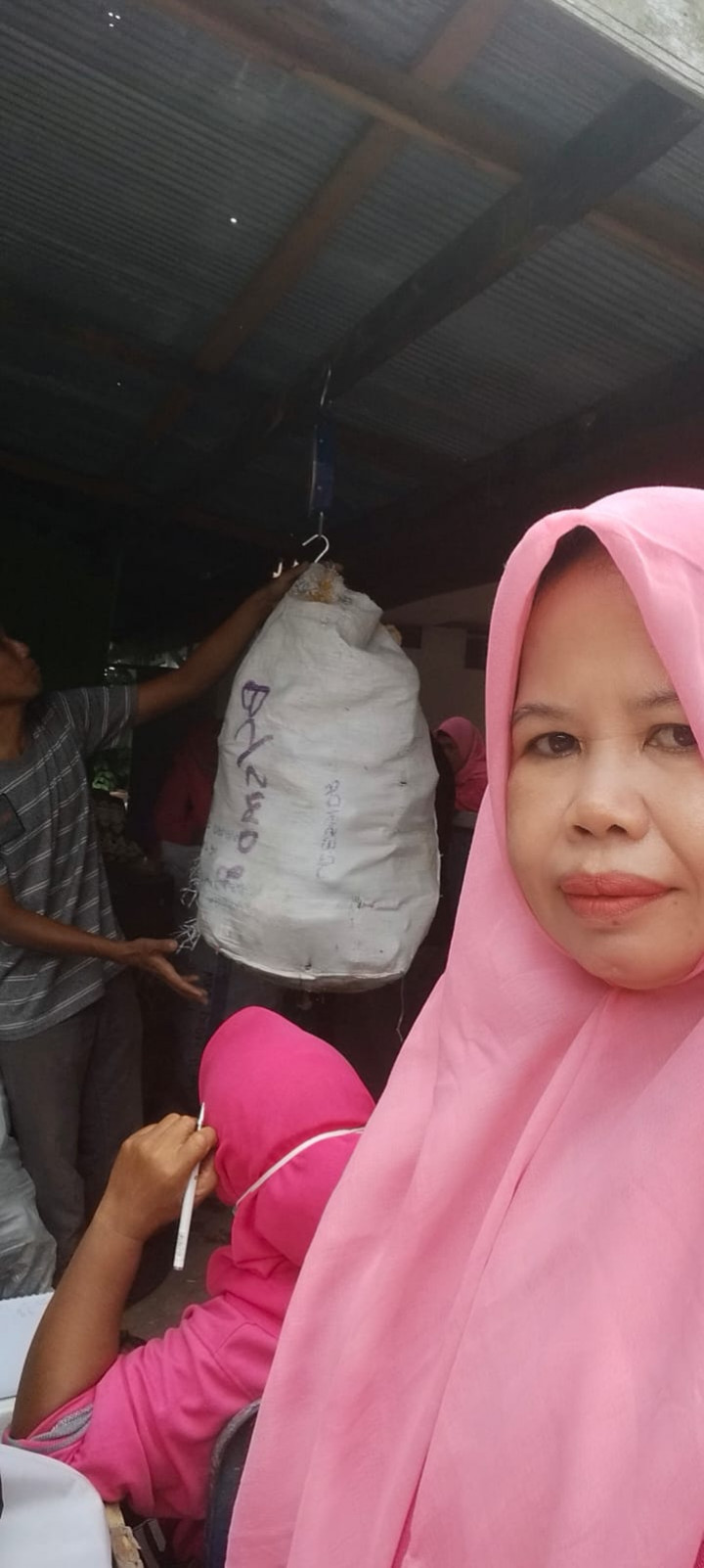 Kegiatan Pertemuan Pkk dan Kerja Bakti sekaligus penimbangan sampah Bank Ramli di Kantor Kelurahan Mesjid tanggal 10 Desember 2021