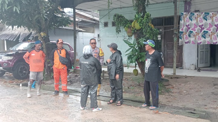 Penanganan longsor perbatasan Rt 09-10