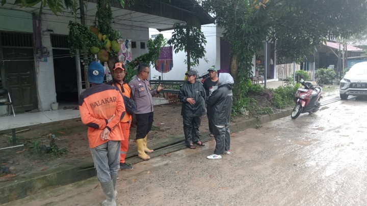 Penanganan longsor perbatasan Rt 09-10
