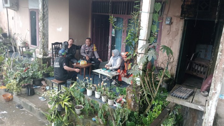 Penanganan longsor perbatasan Rt 09-10