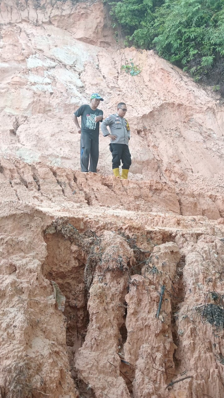 Penanganan longsor perbatasan Rt 09-10