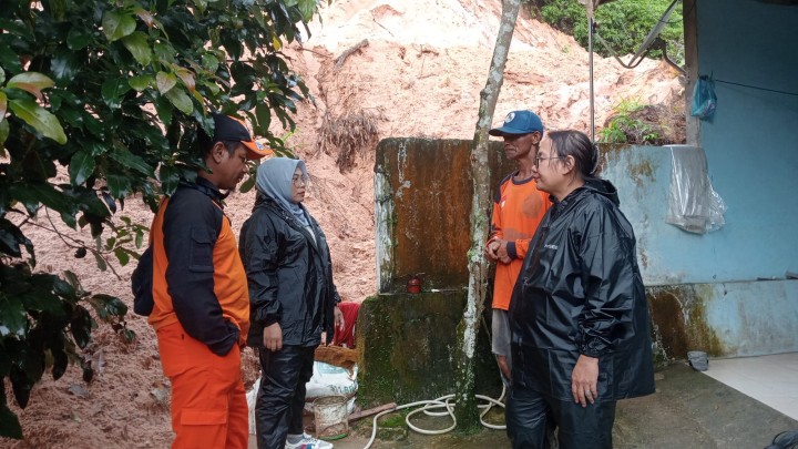 Penanganan longsor perbatasan Rt 09-10