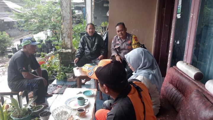 Penanganan longsor perbatasan Rt 09-10