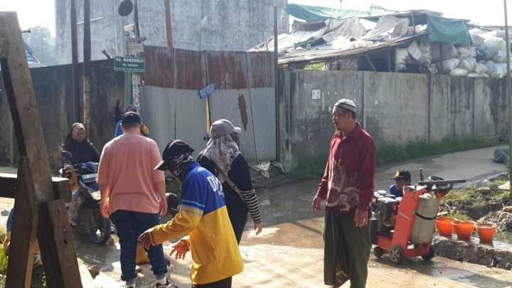 Kegiatan Gotong Royong di jl. Perintis Gg Ramadhan Rt 32