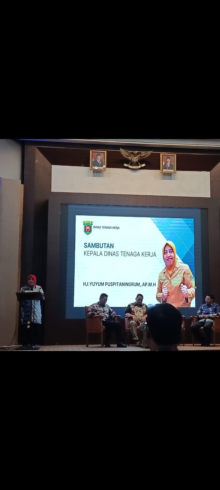 Menghadiri rapat verifikasi dan validasi data pekerja rentan kota samarinda di pimpin oleh kadisnaker kota samarinda