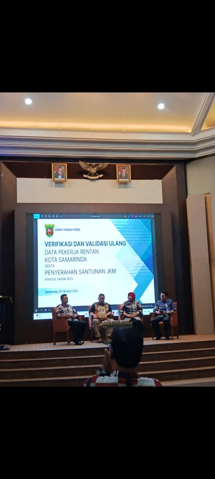 Menghadiri rapat verifikasi dan validasi data pekerja rentan kota samarinda di pimpin oleh kadisnaker kota samarinda