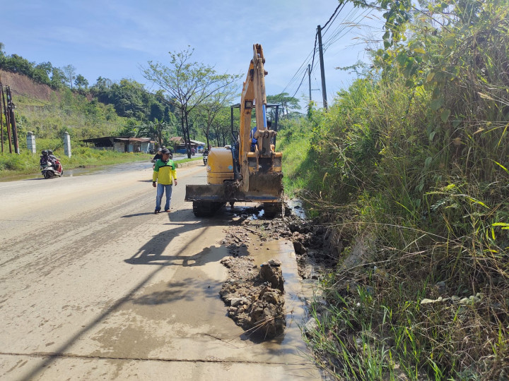 Kegiatan Pengerukan Dreanase Mangkujenang