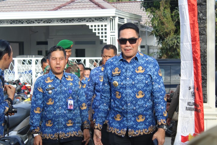 Bapak Camat palaran menyambut kedatangan Bapak Walikota Samarinda