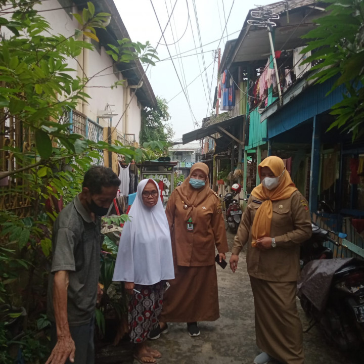 Kegiatan Pengukuran  Drainaseuntuk Program Probebaya di Lingkungan RT. 10, bersama Kasi Ekobang dan Lurah