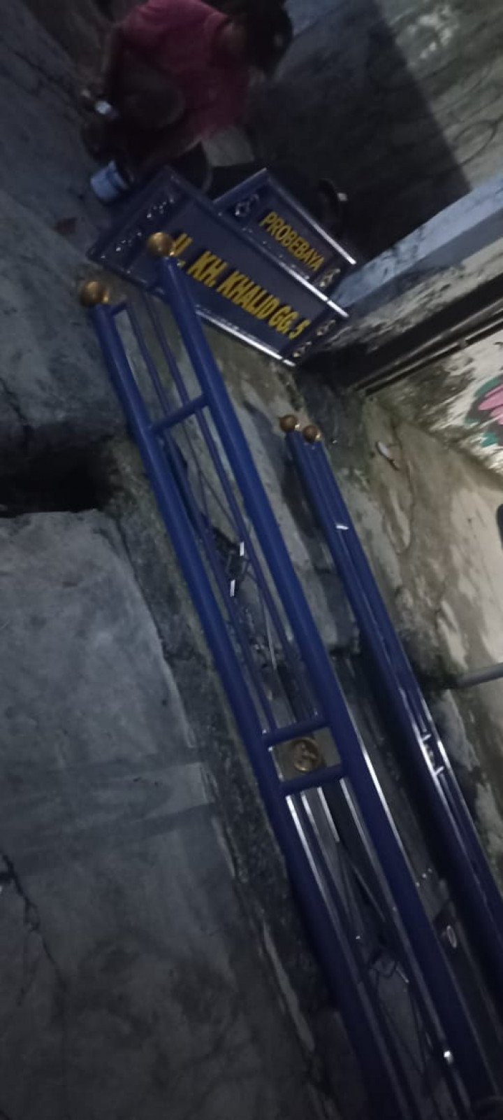 KEGIATAN PEMASANGAN GAPURA DI WILAYAH RT 05