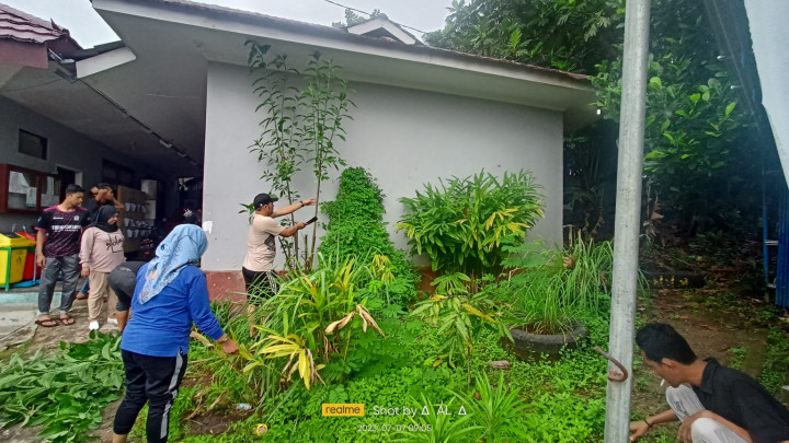 KERJA BAKTI PEGAWAI KELURAHAN PASAR PAGI DAN MAHASISWA KKN