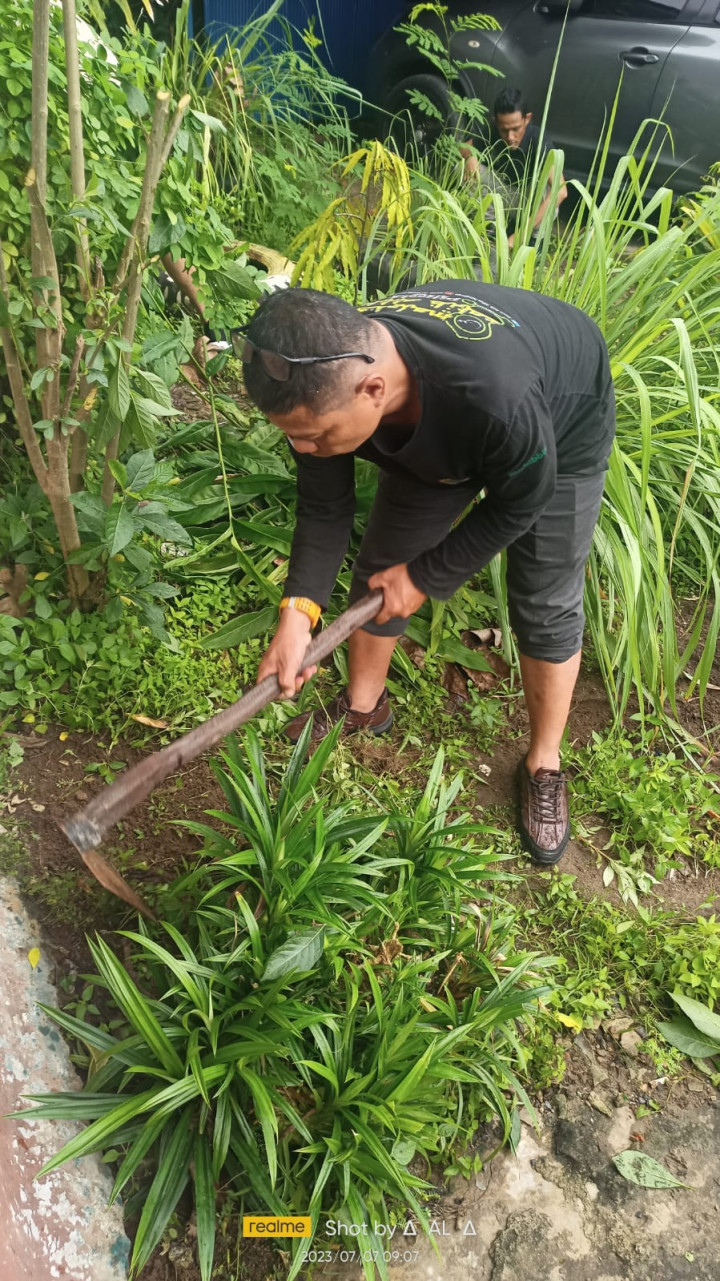 KERJA BAKTI PEGAWAI KELURAHAN PASAR PAGI DAN MAHASISWA KKN