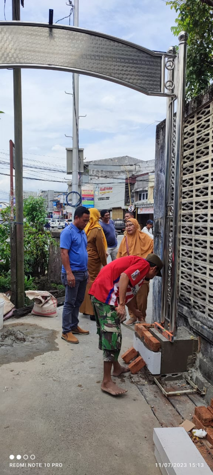 KEGIATAN PENINJAUAN PEMASANGAN GAPURA DI WILAYAH KELURAHAN PASAR PAGI GANG 11 RT 8