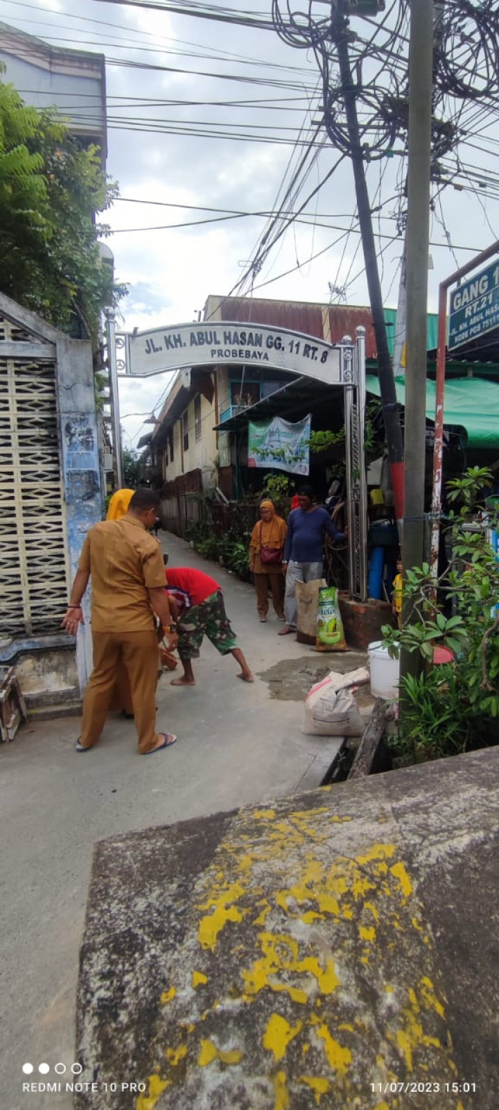KEGIATAN PENINJAUAN PEMASANGAN GAPURA DI WILAYAH KELURAHAN PASAR PAGI GANG 11 RT 8