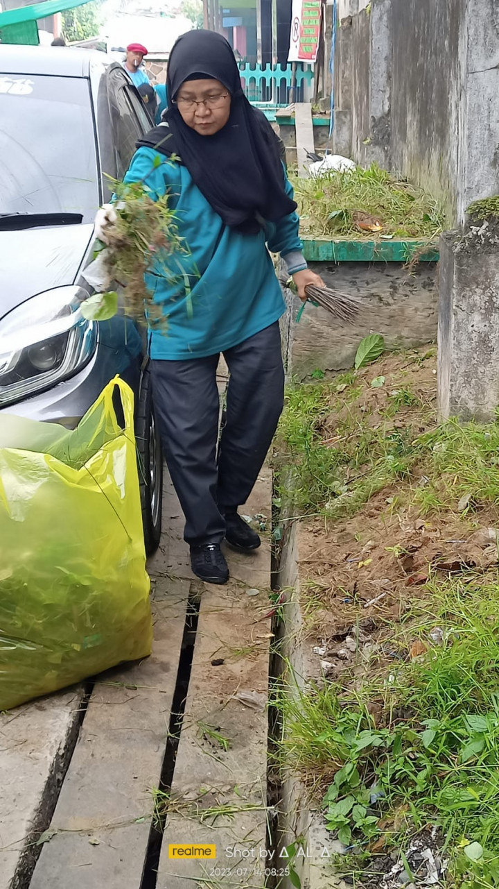 Kagiatan Probebaya Kelurahan Pasar Pagi Kerja Bakti RT ( 11,12,13 ) dan Warga Kelurahan Pasar Pagi