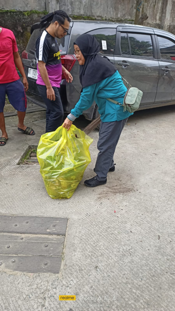 Kagiatan Probebaya Kelurahan Pasar Pagi Kerja Bakti RT ( 11,12,13 ) dan Warga Kelurahan Pasar Pagi