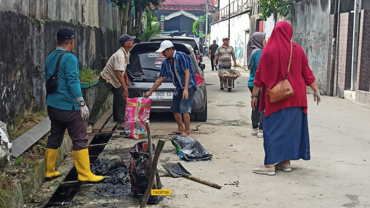 Kagiatan Probebaya Kelurahan Pasar Pagi Kerja Bakti RT ( 11,12,13 ) dan Warga Kelurahan Pasar Pagi
