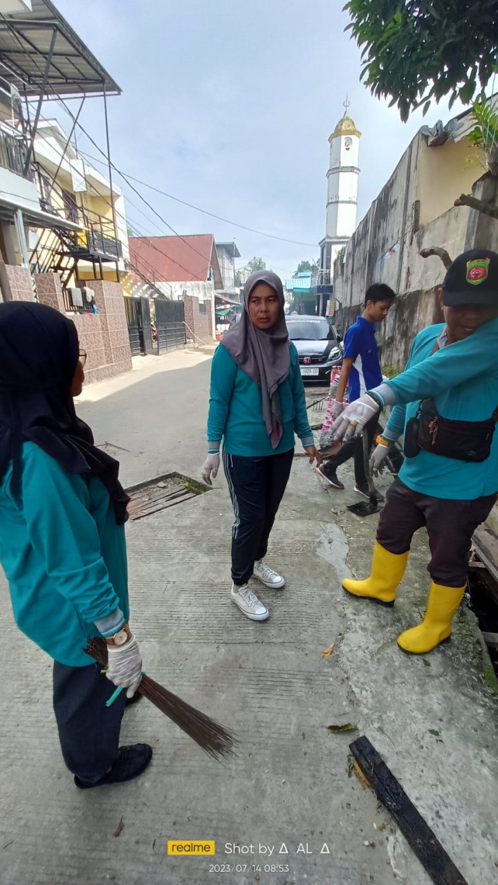 Kagiatan Probebaya Kelurahan Pasar Pagi Kerja Bakti RT ( 11,12,13 ) dan Warga Kelurahan Pasar Pagi