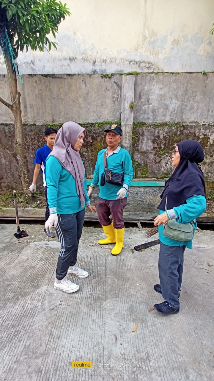 Kagiatan Probebaya Kelurahan Pasar Pagi Kerja Bakti RT ( 11,12,13 ) dan Warga Kelurahan Pasar Pagi