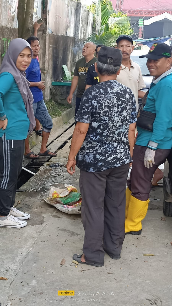 Kagiatan Probebaya Kelurahan Pasar Pagi Kerja Bakti RT ( 11,12,13 ) dan Warga Kelurahan Pasar Pagi